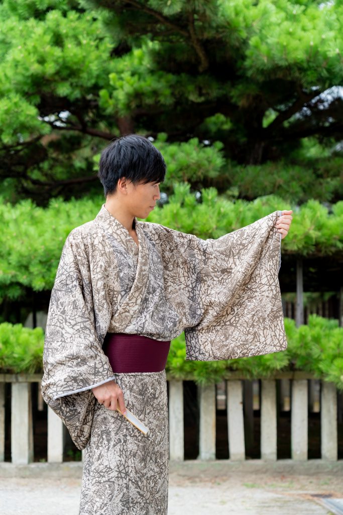 高砂神社「相生の松」前で復元した着物をまとう小松禰宜