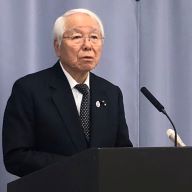 会見する井戸敏三知事（11日夜＝兵庫県庁）