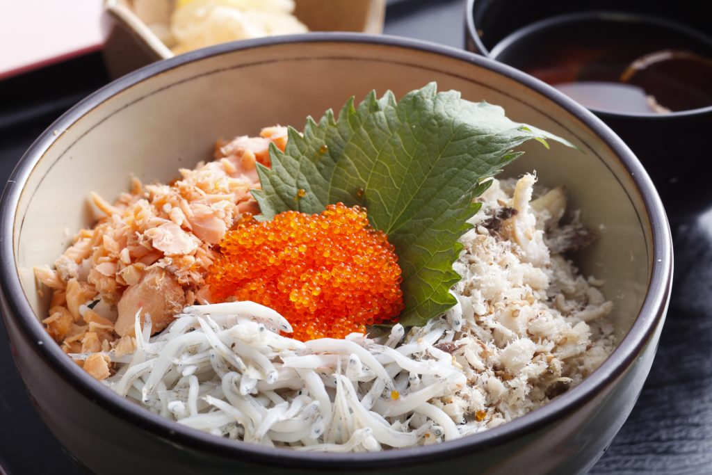 『じゃのひれ三色丼』