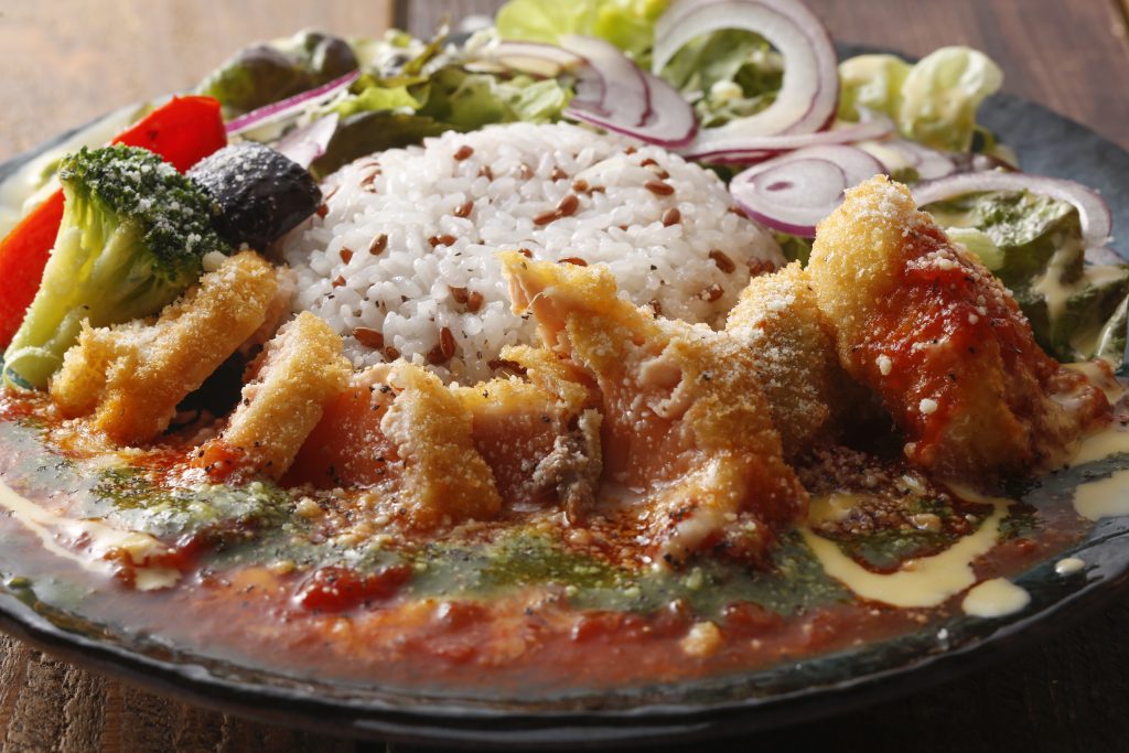 『ふぐとサクラマスのカツバジルトマトソースがけ』