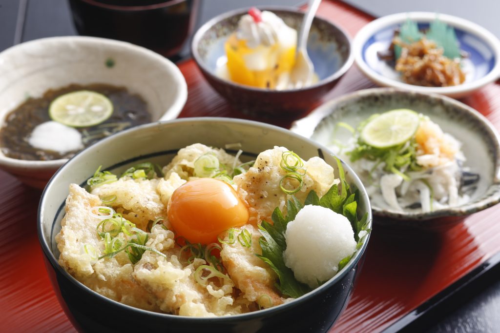 『⻁撃（とらう）とう丼』