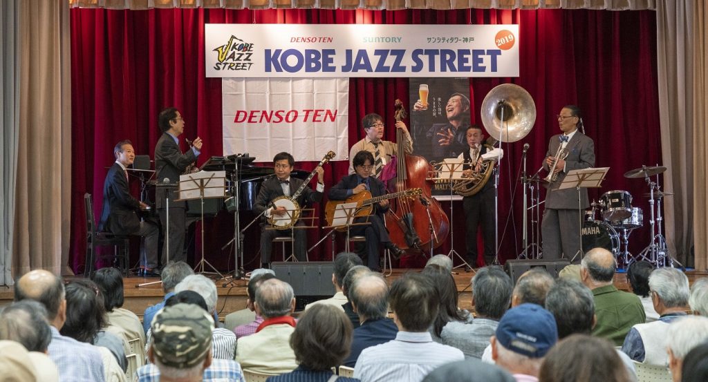 異人館街のあちこちで開かれたジャズライブ。お気に入りのバンドを追いかけて街を回遊するファンも多かった。（写真提供：神戸ジャズストリート実行委員会）