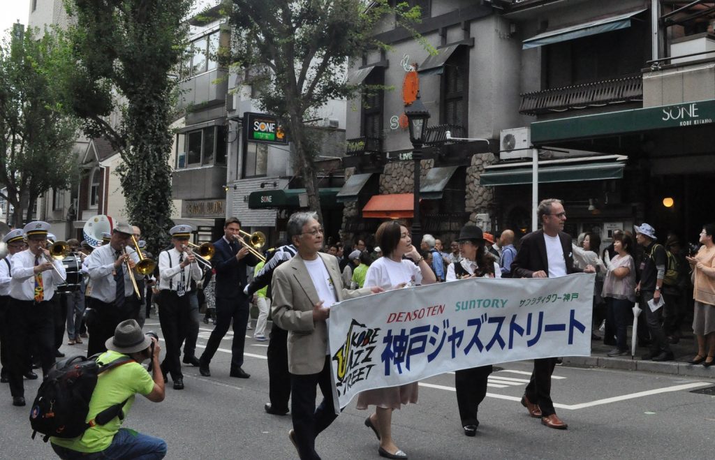 華やかなオープニングパレード。全国からファンが集まった（写真提供：神戸ジャズストリート実行委員会）