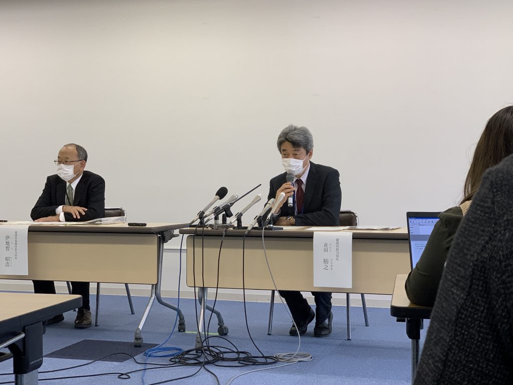 会見で説明する神戸市健康局の花田裕之担当局長