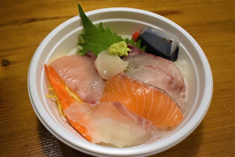 「海鮮丼」のこの日のネタは鯛、サーモン、貝柱、海老、ハマチ