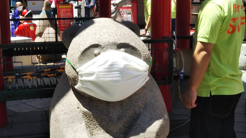マスクをつけたパンダ像