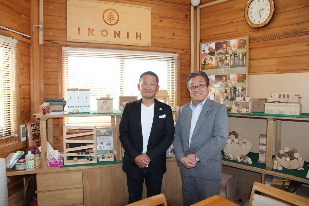 新宅善廣商店の新宅隆史さん（左）と、ラジオ関西の三上公也アナウンサー（写真：ラジオ関西）