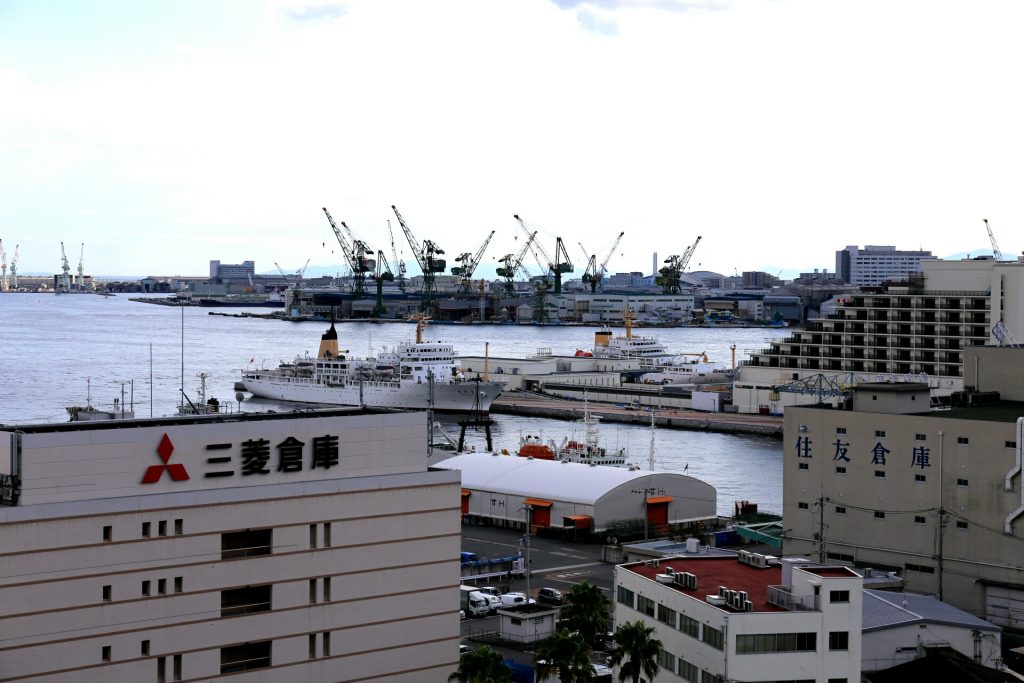 神戸港の輸出入総額は10年7か月ぶりの大幅な落ち込みに