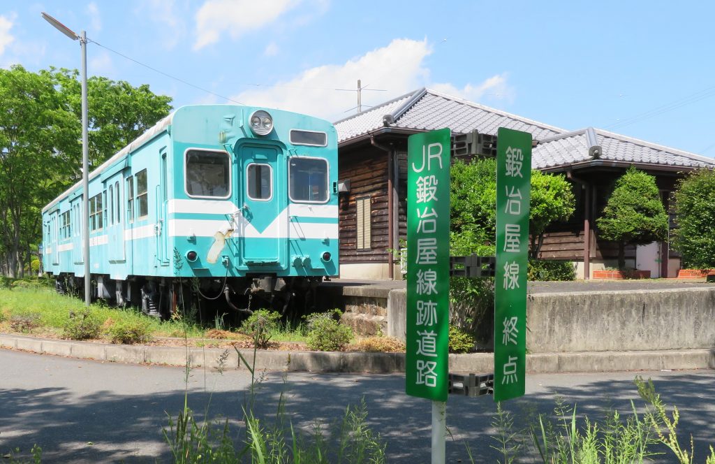 鍛冶屋線記念館が立ち、キハ30形車両が展示されている鍛冶屋駅跡=兵庫県多可町中区鍛冶屋