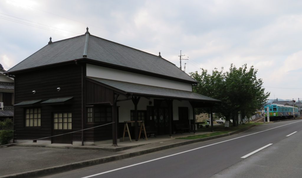 大正期建築の洋風駅舎を復元した鍛冶屋線市原駅記念館。右隣はキハ30形車両＝西脇市市原町