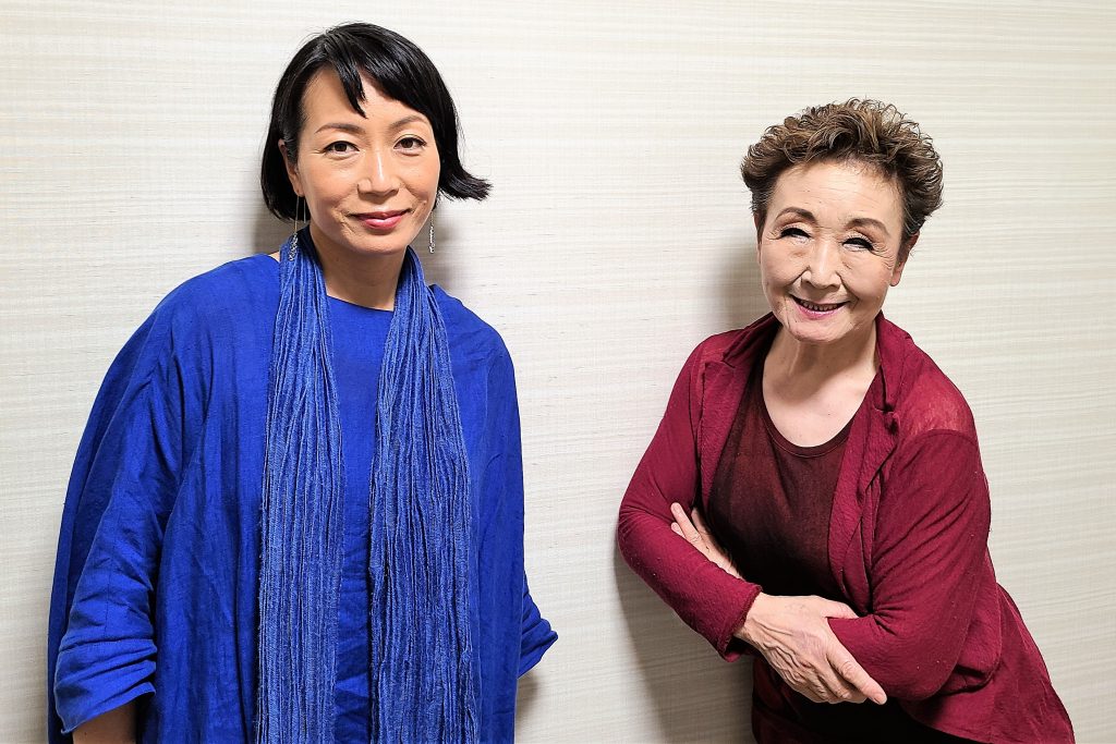 Yaeさん（左）とともにコンサートを行った加藤登紀子さん　※終演後に撮影（写真：Y.SEKIKAWA）