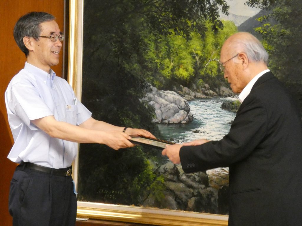 金澤副知事から石田代表理事会長に感謝状が手渡された（写真：ラジオ関西）