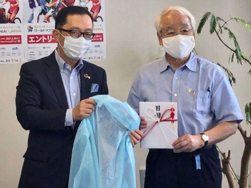 兵庫県に医療用マスクを寄附した積水化学工業の西田達矢執行役員（左）と目録を手にする井戸敏三知事（6月30日・兵庫県庁）