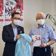 県に医療用マスクを寄付した積水化学工業の西田達矢執行役員（左）と目録を手にする井戸敏三知事（6月30日・兵庫県庁）