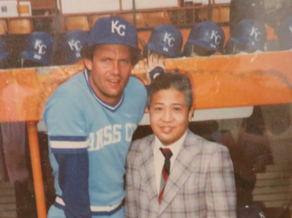 1970、80、90年代と３つの年代にわたって首位打者に輝いたロイヤルズのジョージ・ブレット選手（左）と今里純さん（撮影年、場所不明）