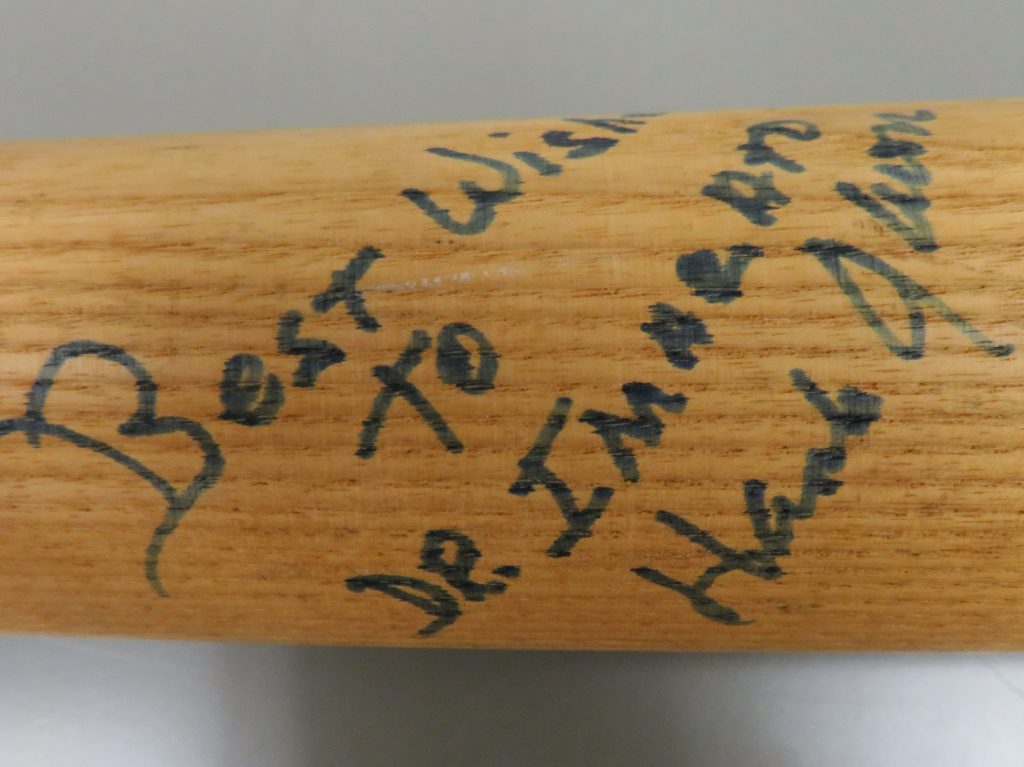 ホームラン王のハンク・アーロン選手から贈られたバットには「ご多幸を祈る」という意味のメッセージが記されている