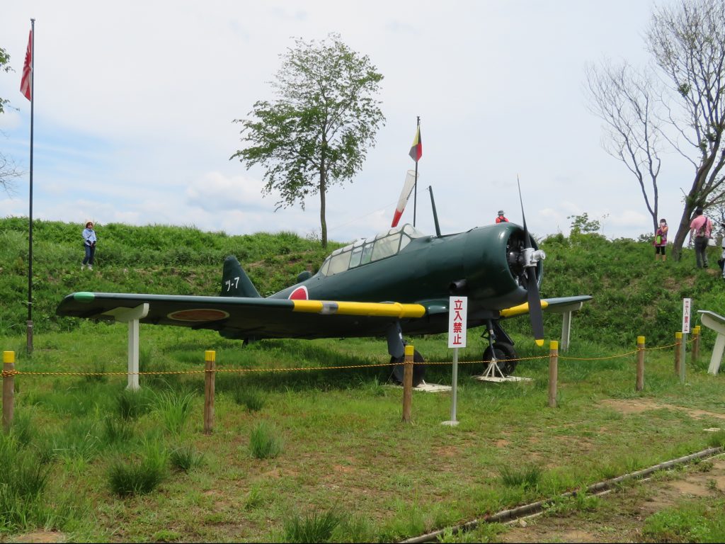 掩体壕跡には紫電を隠す状況をイメージし、貸与を受けた米軍の練習機「ＳＮＪ」が置かれている＝加西市鶉野町
