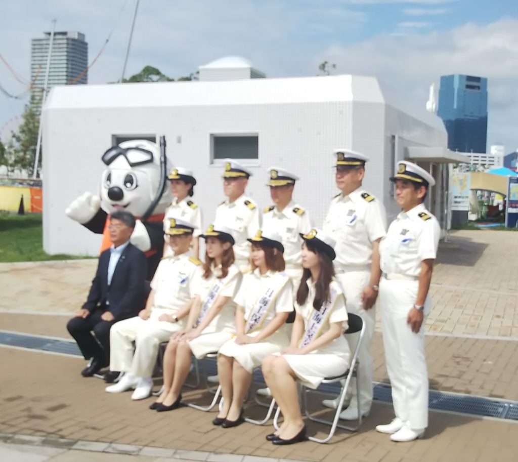 例年開かれる神戸港ボート天国では神戸海洋博物館”マリンメイト”が1日海上保安官に（写真は2019年7月15日）