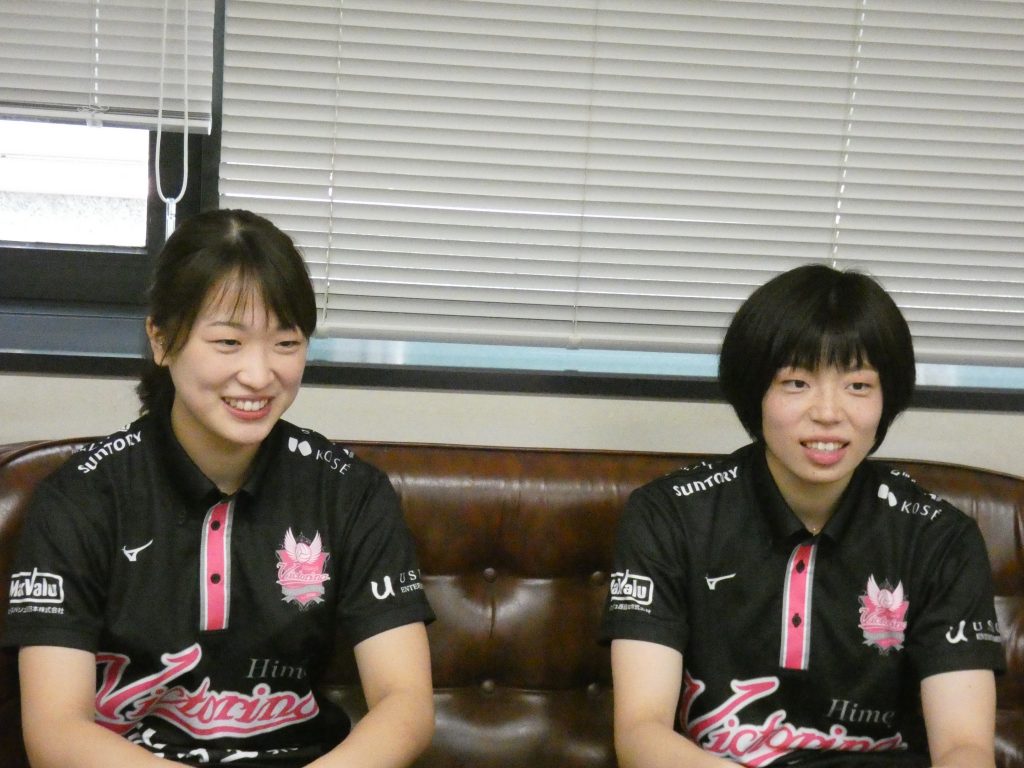 写真左からヴィクトリーナ姫路の櫻井美樹選手と松本愛希穂選手（29日午前＝ラジオ関西姫路支社）