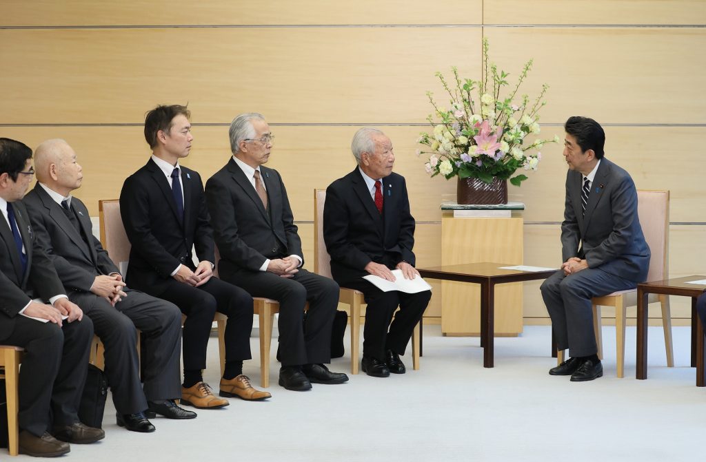 安倍首相（右端）と面会した拉致被害者家族会の飯塚繁雄代表、有本明弘さん（左から2人目）（2020年2月14日・首相官邸 画像・関係者提供）　
