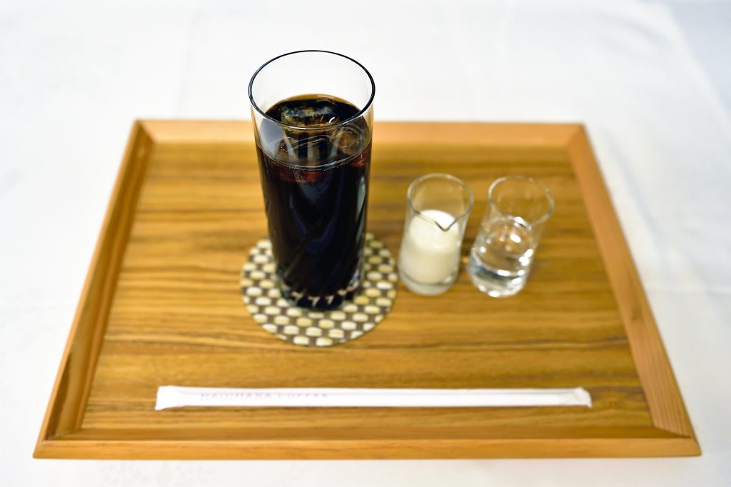藤井棋聖が注文した「アイスコーヒー（ガムシロップとミルク付き）」（日本将棋連盟提供）