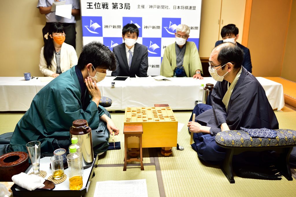第3局を終え、感想戦を行う藤井棋聖（左）と木村王位（日本将棋連盟提供）