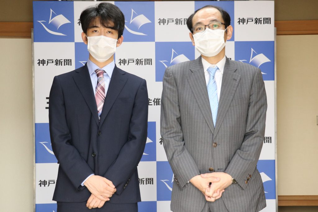 対局会場の確認（検分）を終えた藤井棋聖と木村王位（提供：日本将棋連盟）