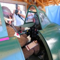 戦闘機「紫電改」の操縦席実物大模型の公開が兵庫県加西市鶉野町の鶉野飛行場跡にある備蓄倉庫で始まった。
