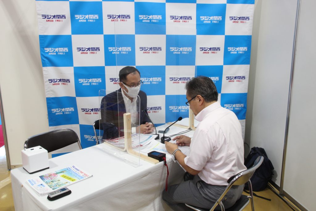 株式会社神戸大学イノベーションディベロップメントオフィサーの綾城健児さん（左）と三上アナウンサー（右）（写真：ラジオ関西）