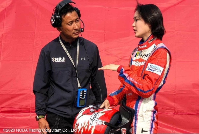 レースについて語り合う二人。父と娘ではなく監督とドライバーの間の緊張感が漂う。（写真はJujuの公式ホームページから）