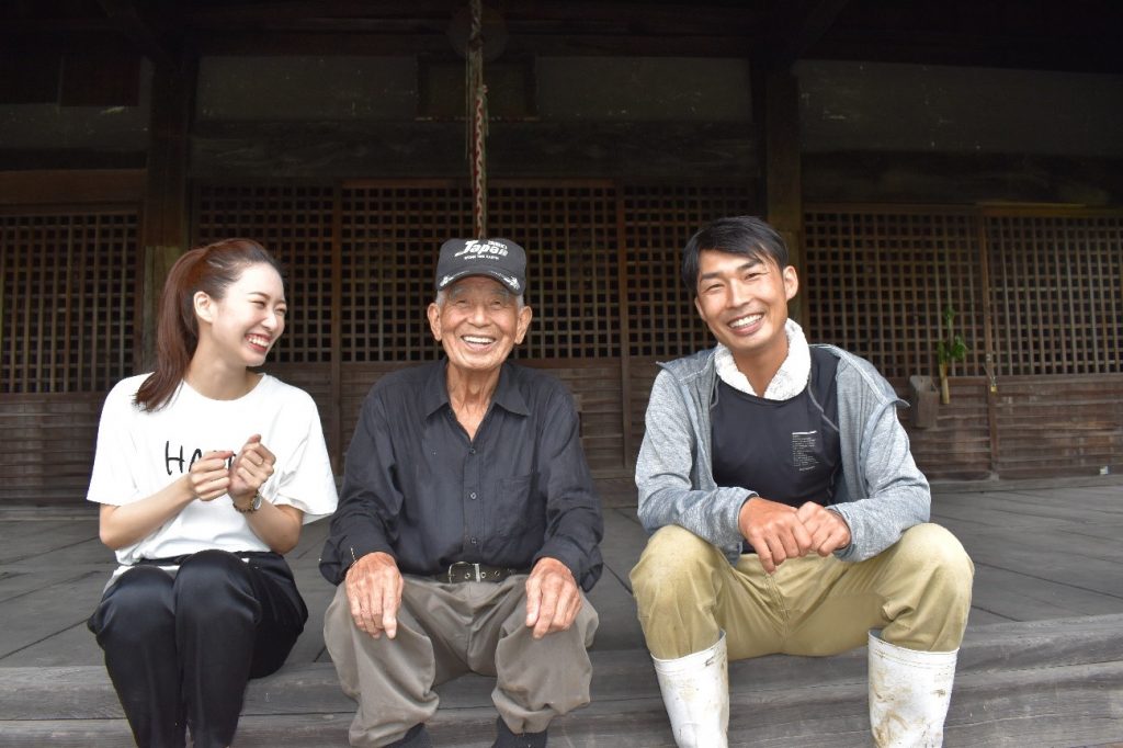 写真左から、ラジオ関西の津田明日香アナウンサー、赤松嵩さん、大橋農園の大橋麻世さん