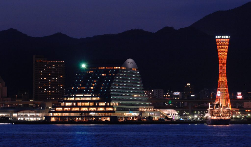 夜、一点の光がミナト神戸を照らす　※写真提供・神戸メリケンパークオリエンタルホテル