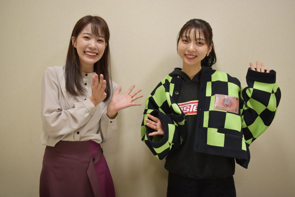 シンガーソングライター、竹内アンナさん（右）と津田明日香アナウンサー（左）（写真：ラジオ関西）