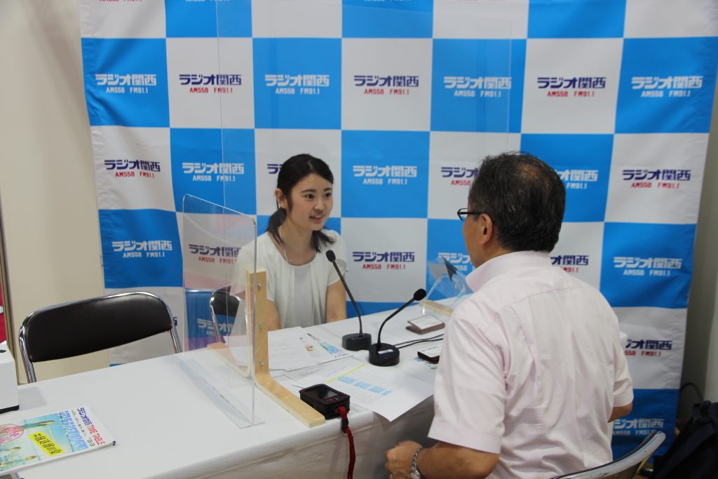株式会社神戸設計ルーム営業部の井上結貴さん（左）と三上アナウンサー（右）（写真：ラジオ関西）