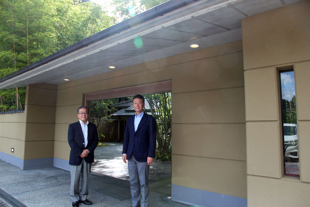 株式会社欽山、代表取締役の小山嘉昭さん（右）と、ラジオ関西の三上公也アナウンサー（左）（※写真撮影時にマスクを外していただきました）