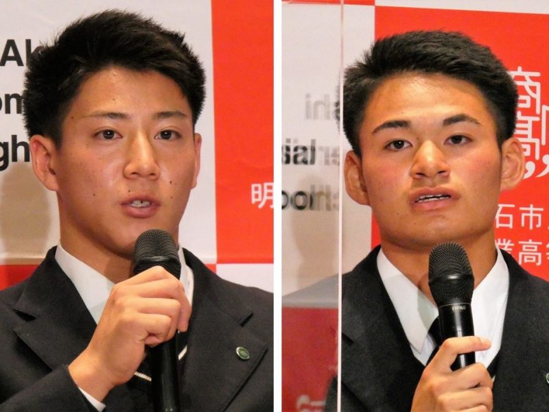 指名を受けた後に会見する（左から）来田涼斗と中森俊介（26日午後＝明石商業高）