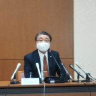 会見に臨む神戸地裁・古財英明所長（2020年11月17日）