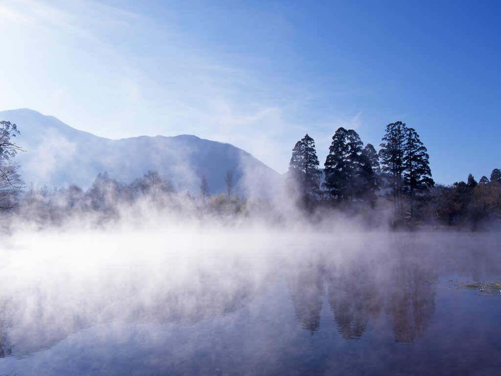 朝霧が立ちこめる金鱗湖
