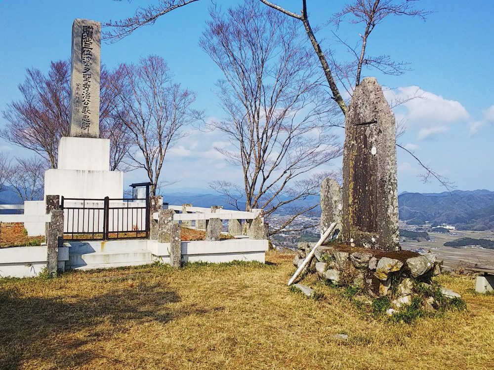高城山の山頂にある「波多野秀治公表忠碑」（左）（写真提供：丹波篠山観光協会）