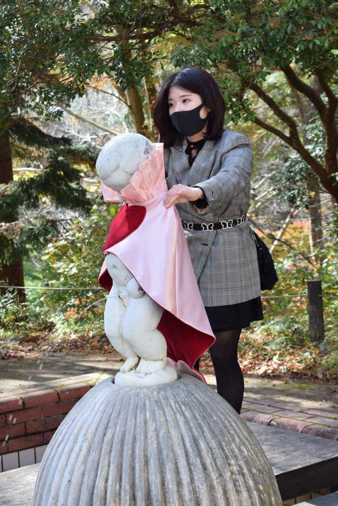 「小便小僧」のマントをデザインした本部芽依さん（写真提供：六甲高山植物園）