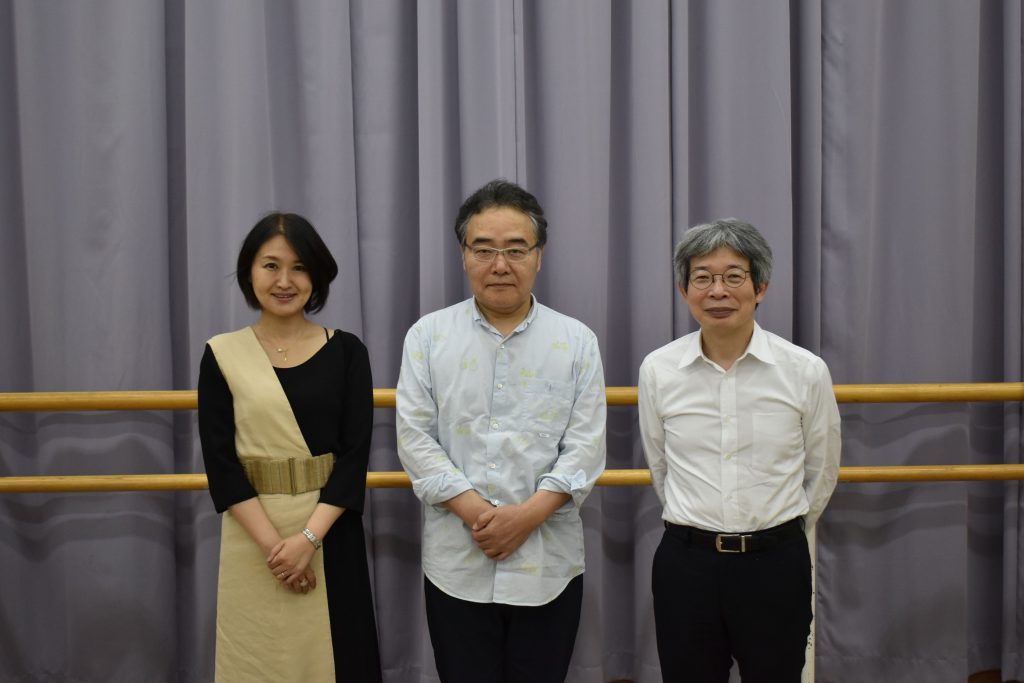 写真左から、田名部真理さん、岩松了さん、平田オリザさん