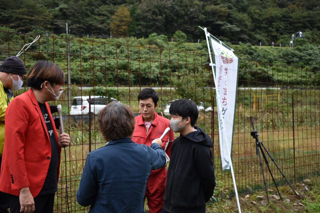 クマガイタツロウ（写真左）のインタビューを受ける、荒瀬倭さん（中）、荒瀬風芽さん（右）