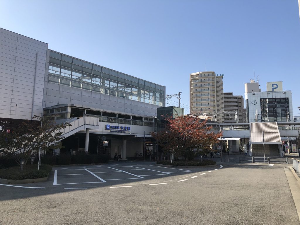 「焼肉・ホルモン勝っちゃん 今津駅前店」は文字通り、阪神今津駅のすぐそばにあります