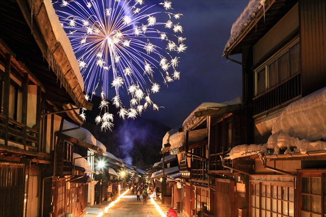 節分の2月3日に約2000個の手作りアイスキャンドルが並ぶ「アイスキャンドルまつり」。普段の趣きある奈良井の街並みに幻想的な雰囲気が加わる。打ち上げ花火も見どころの1つ。