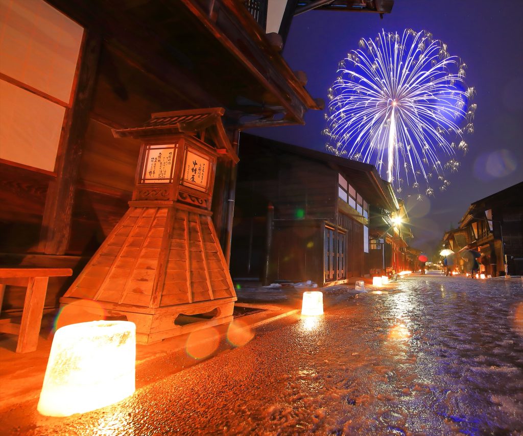 節分の2月3日に約2000個の手作りアイスキャンドルが並ぶ「アイスキャンドルまつり」。普段の趣きある奈良井の街並みに幻想的な雰囲気が加わる。打ち上げ花火も見どころの1つ。