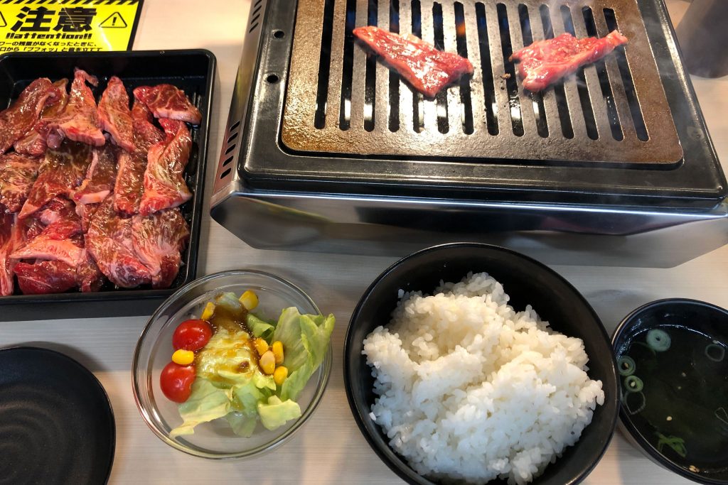 ランチセットの1つ、「焼肉カルビセット」（200g、980円［税別］）