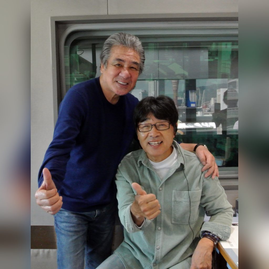 歌手の鳥羽一郎さん（写真左）がラジオ関西『原田伸郎のびのび金ようび』にゲスト出演。パーソナリティーの原田伸郎さんと