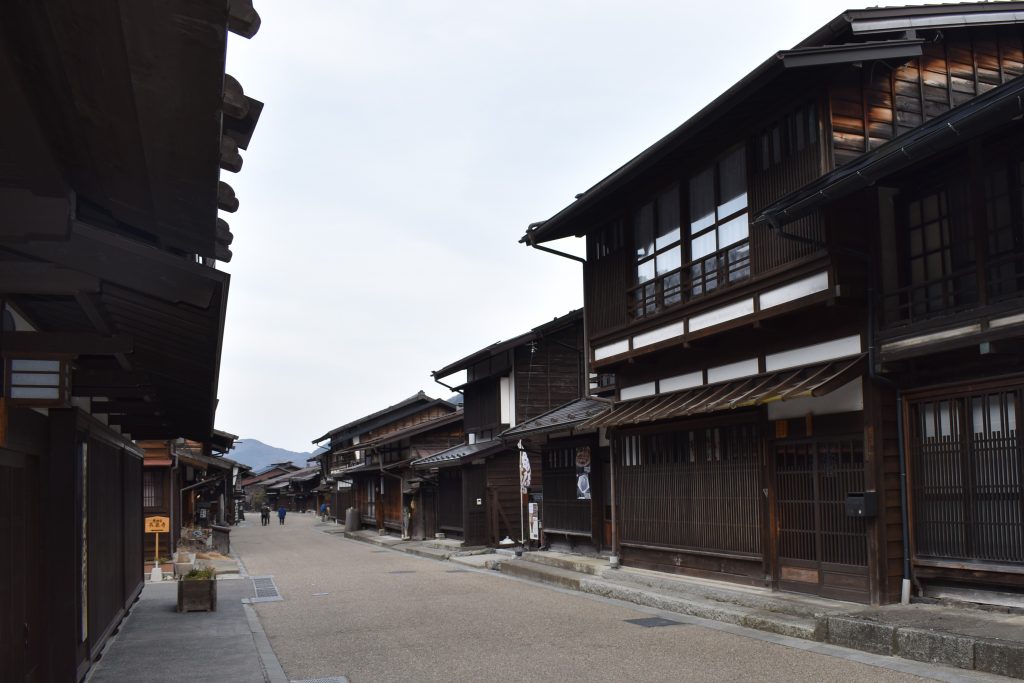 千本格子の美しい街並みが続く奈良井宿