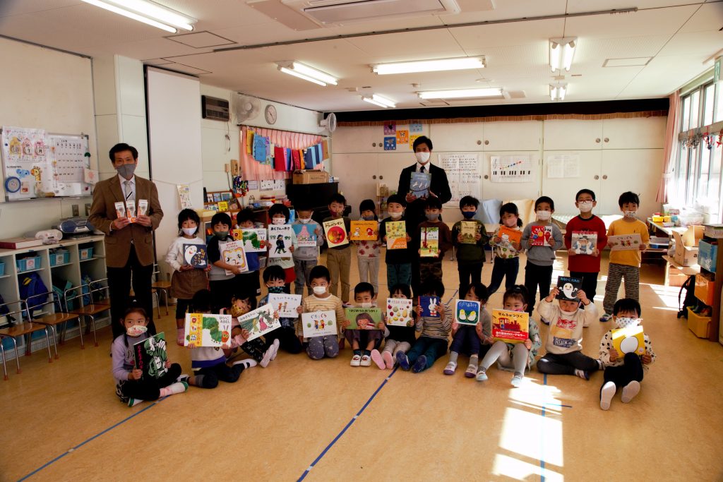 絵本がプレゼントされた神戸市立みなと保育所の園児たち（写真提供：阪神エナジー株式会社）
