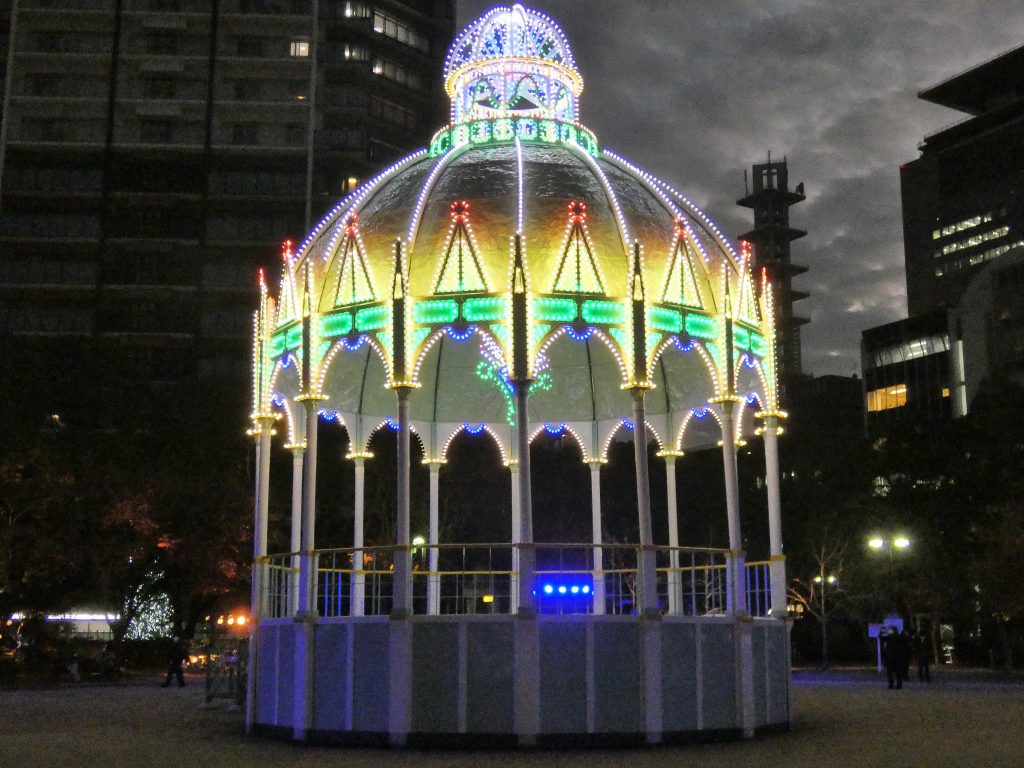 光の聖堂「カッサ・アルモニカ」（12月7日　神戸市中央区・東遊園地）